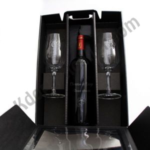 intérieur du coffret vin et verres gravés vu de l'intérieur du coffret dégustation vin