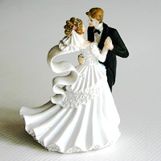 figurine de pièce montée représentant des mariés en train de valser