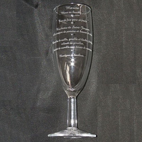 Flute à champagne gravée aux prénoms et date avec flèches et coeurs.